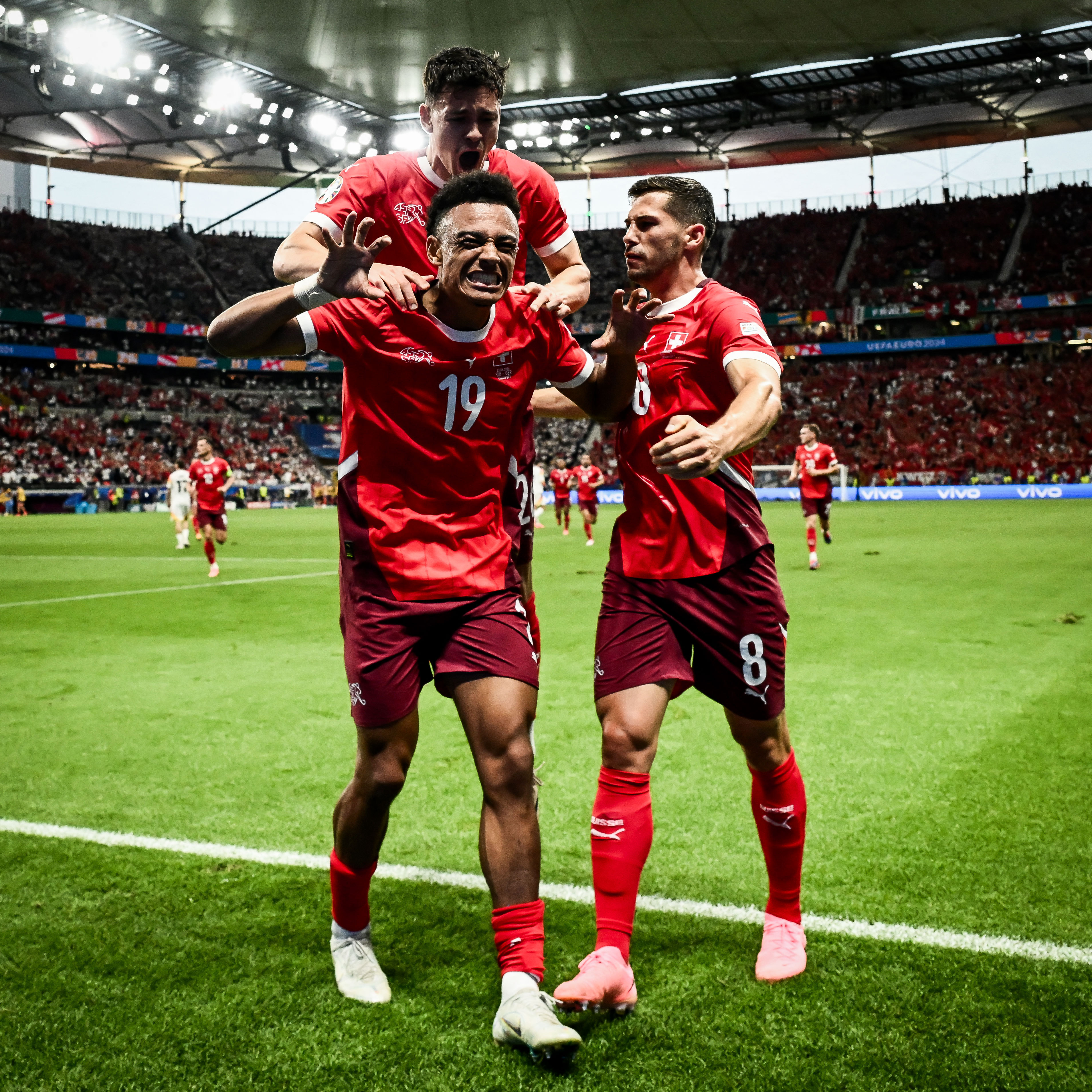 包含足球豪门交战，欧洲联赛再掀风云的词条