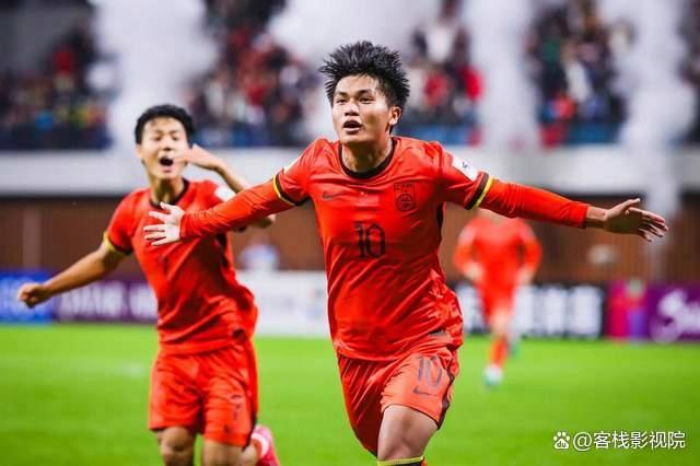 智利球员冷静应对，寻求突破