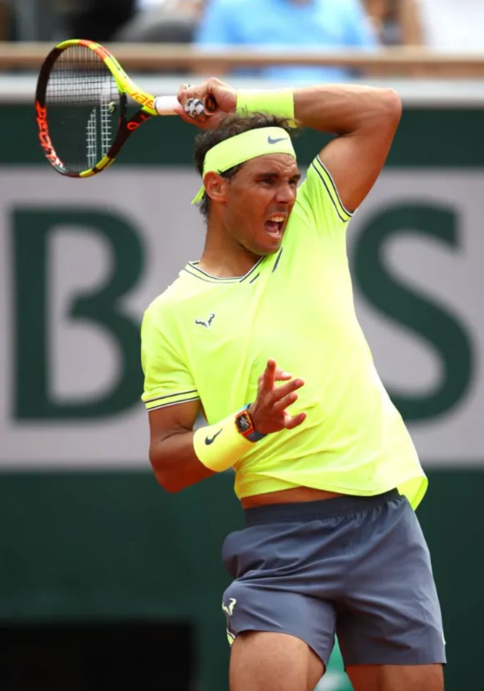 智利球员冷静应对，寻求突破