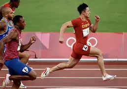 拼搏精神令人振奋！场上对决气势磅礴的简单介绍