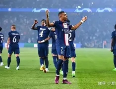 传奇比达尔梅开二度，巴黎稳坐榜首的简单介绍